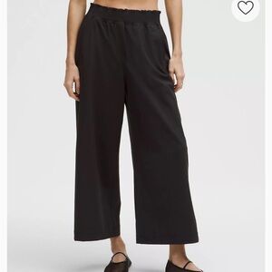 Lululemon wide leg cropped pants, size M